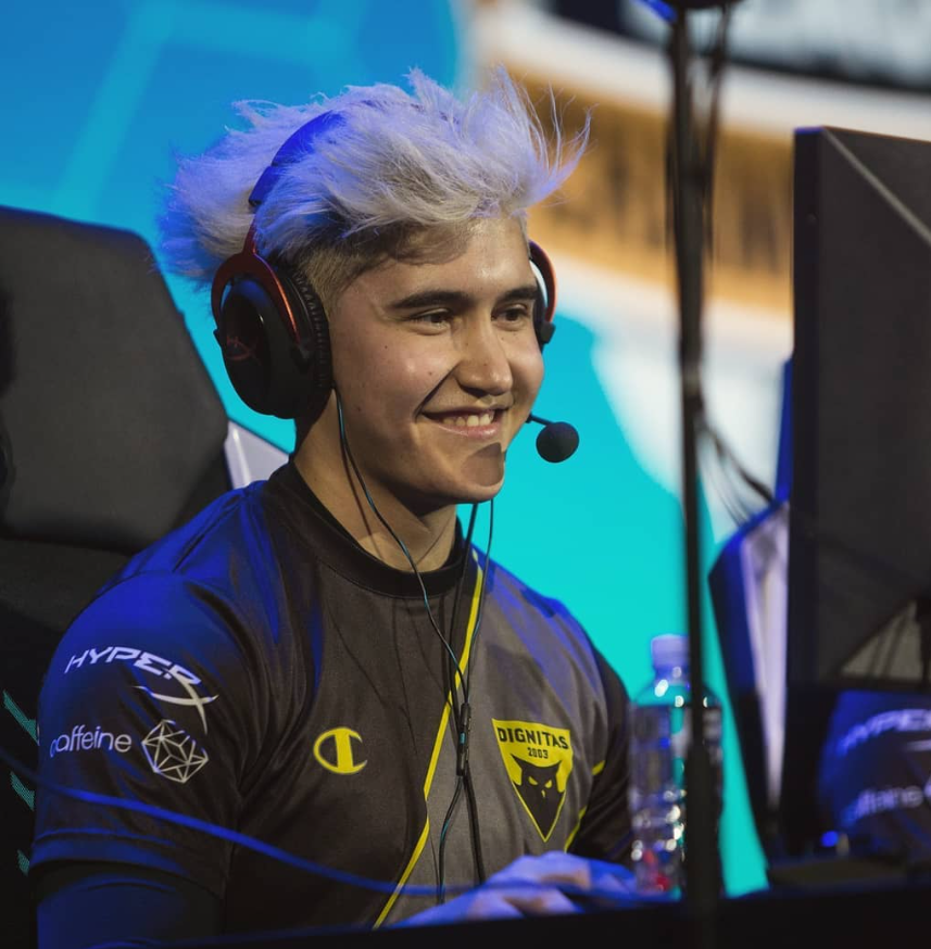 Yukeo competing for Dignitas at an RLCS event